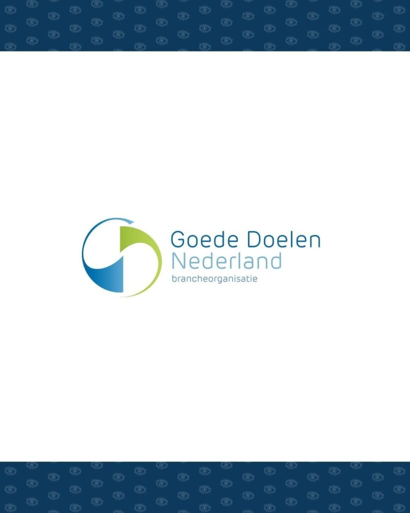 Logo Goede Doelen Nederland op witte achtergrond. Aan de boven- en onderkant staan kleine lichte oogjes uit het Cure ADOA Foundation logo.