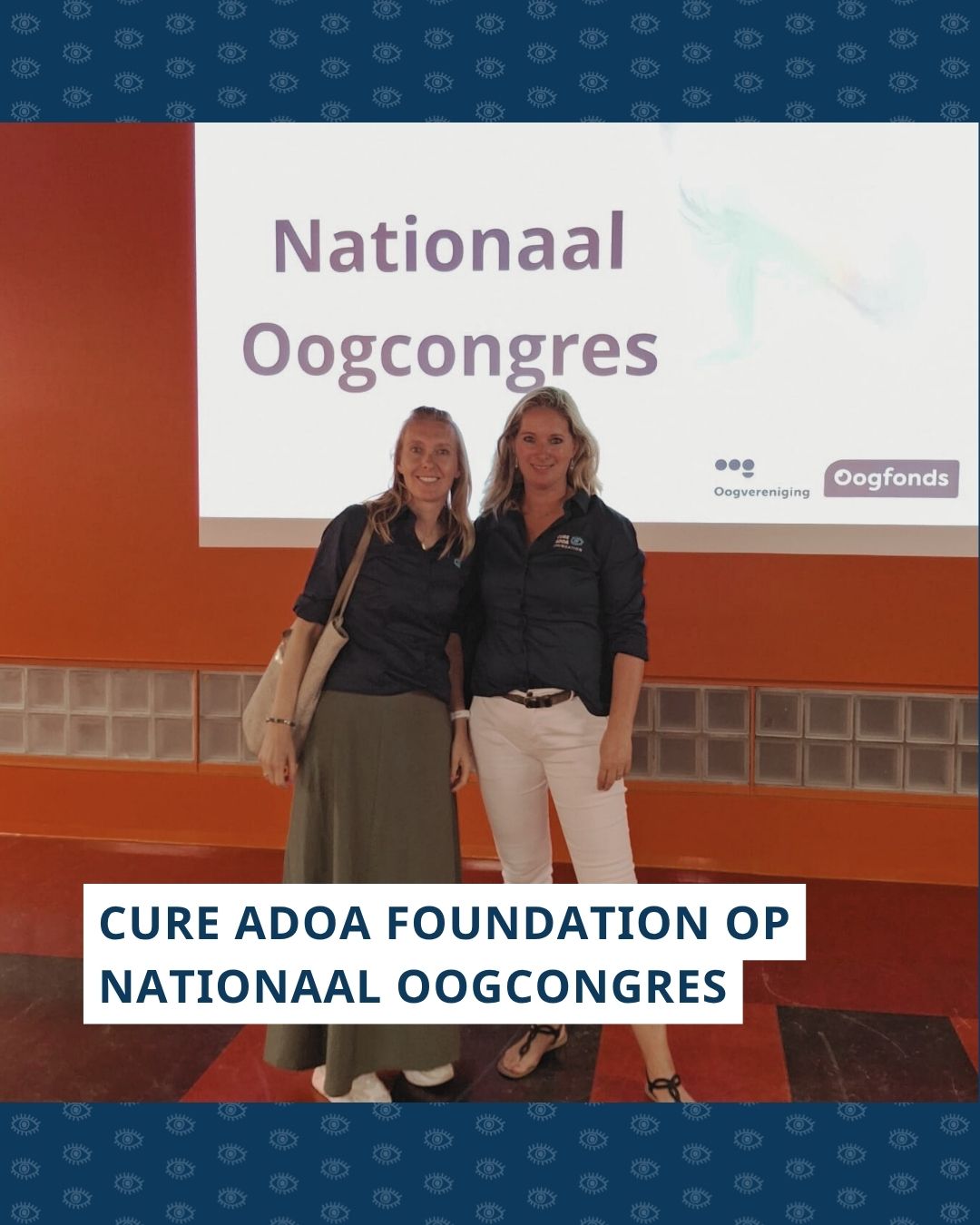 Bestuursleden Maud van Gerwen en Gabriëlle den Hollander - Beijer staan voor een presentatie waar ‘Nationaal Oogcongres’ opstaat. Onderaan de foto staat de tekst ‘Cure ADOA Foundation op Nationaal Oogcongres’.