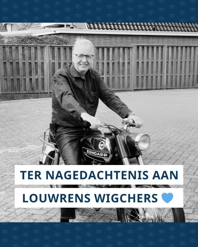 Portret van Louwrens Wigchers op een Zündapp-brommer. Onderaan de foto staat de tekst 'Ter nagedachtenis aan Louwrens Wigchers' en een blauw hart.