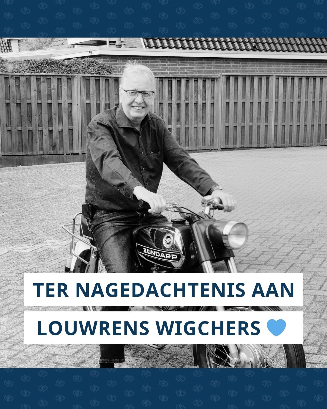Portret van Louwrens Wigchers op een Zündapp-brommer. Onderaan de foto staat de tekst 'Ter nagedachtenis aan Louwrens Wigchers' en een blauw hart.
