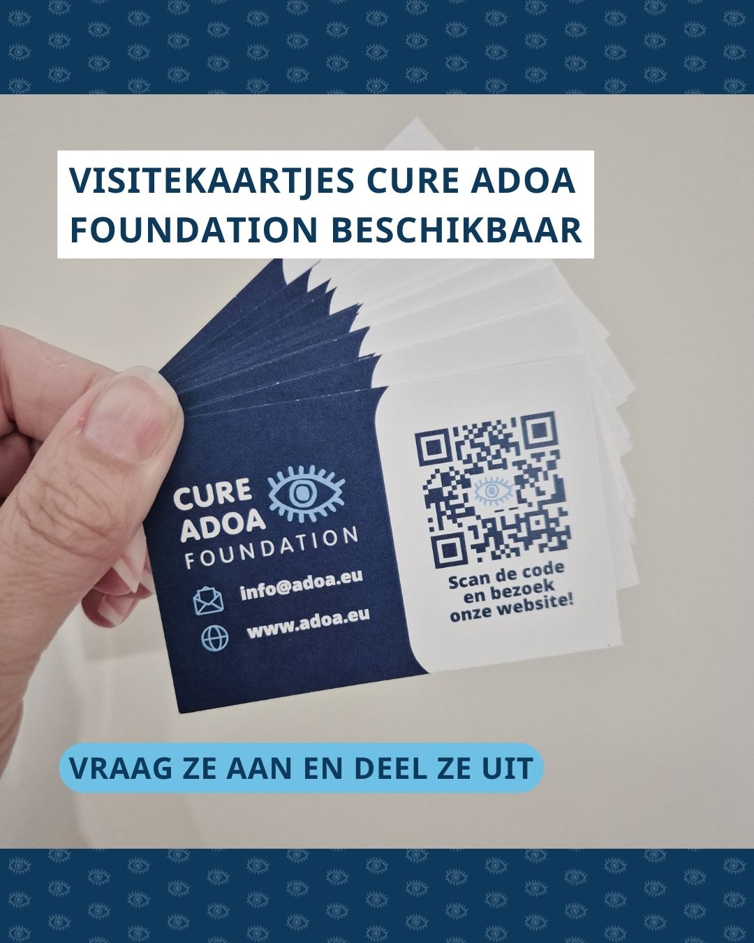 Hand met visitekaartjes Cure ADOA Foundation in waaier. Bovenin de foto staat de tekst ‘Visitekaartjes Cure ADOA Foundation beschikbaar’ en onderin de foto ‘vraag ze aan en deel ze uit’.