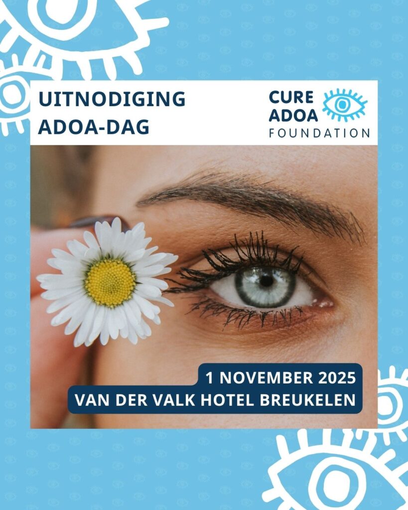 Een gezicht, ingezoomd op één van de ogen. Naast het oog wordt een madelief vastgehouden. Boven de foto staat de tekst 'uitnodiging ADOA-dag', met daarnaast het logo van de Cure ADOA Foundation. Onderin de afbeelding staat de tekst ‘1 november 2025 Van Der Valk Hotel Breukelen. Op de lichtblauwe achtergrond staan in het wit verspreid een aantal oogjes uit het logo van de Cure ADOA Foundation.