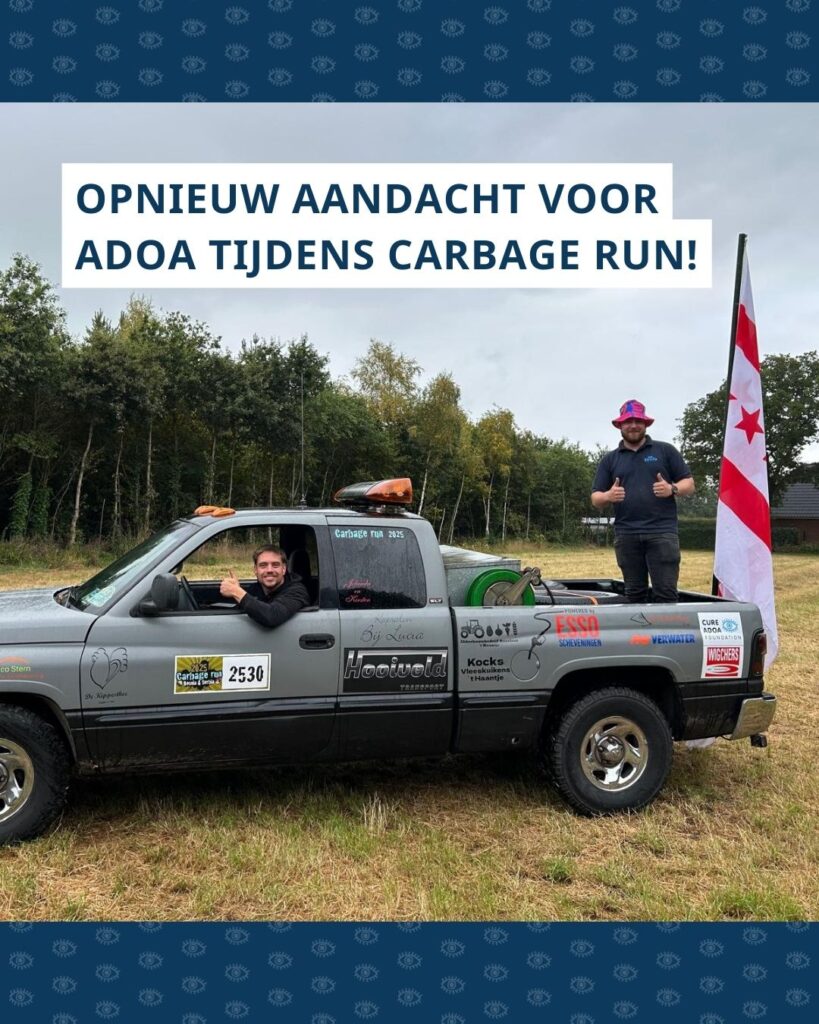 Een foto van Deni en Koen in hun Dodge Ram. Op de auto staan verschillende stickers, waaronder die van de Cure ADOA Foundation. Bovenin de foto staat de tekst ‘Opnieuw aandacht voor ADOA tijdens Carbage Run’.