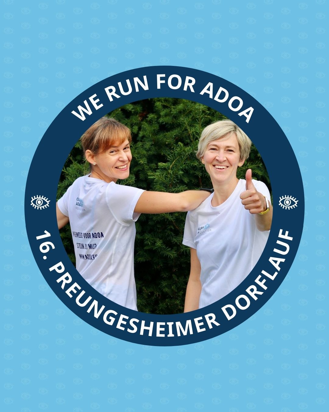 Foto van Mareike (rechts) die op de schouder van Christina (links) leunt. Christina steekt een duim omhoog. Ze dragen een T-shirt met het logo van de Cure ADOA Foundation. Om de foto heen staat de tekst: ‘We run for ADOA’ en ‘16. Preungesheimer Dorflauf’.