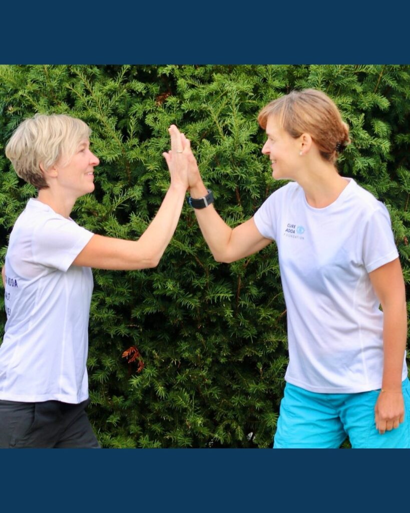Christina (links) geeft Mareike (rechts) lachend een high five.