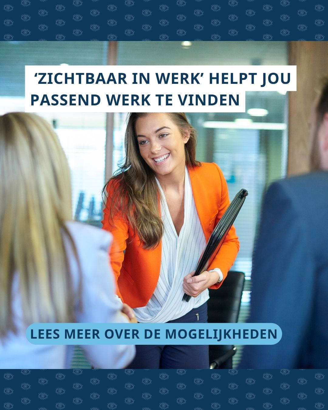 Vrouw stelt zichzelf voor in een professionele setting met een zakelijke map onder haar arm. Bovenin de foto staat de tekst ‘zichtbaar in werk’ helpt jou passend werk te vinden’. Onderaan de foto staat de tekst ‘Lees meer over de mogelijkheden’