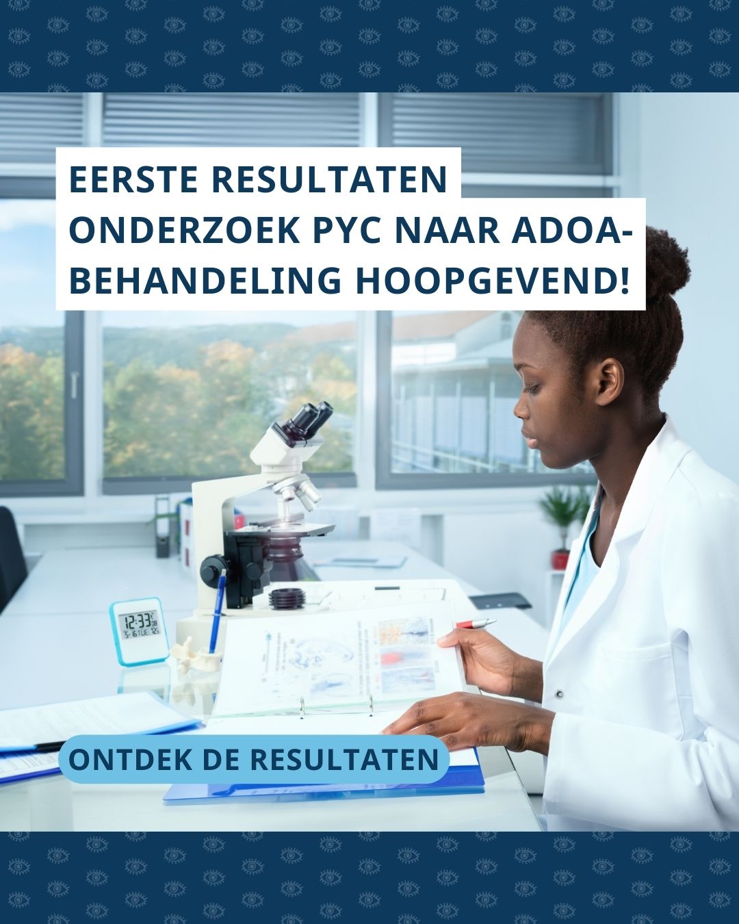 Foto van onderzoeker die map met onderzoeksresultaten bekijkt. Boven de foto staat de tekst ‘Eerste resultaten onderzoek PYC naar ADOA-behandeling hoopgevend!’ en onder de foto ‘ontdek de resultaten’