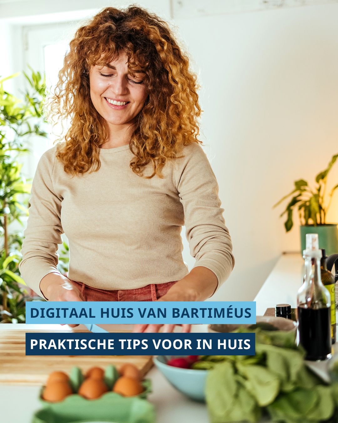 Vrouw die iets aan het snijden is in de keuken. Onderaan de foto staat de tekst ‘Digitaal huis van Bartiméus' en 'Praktische tips voor in huis'