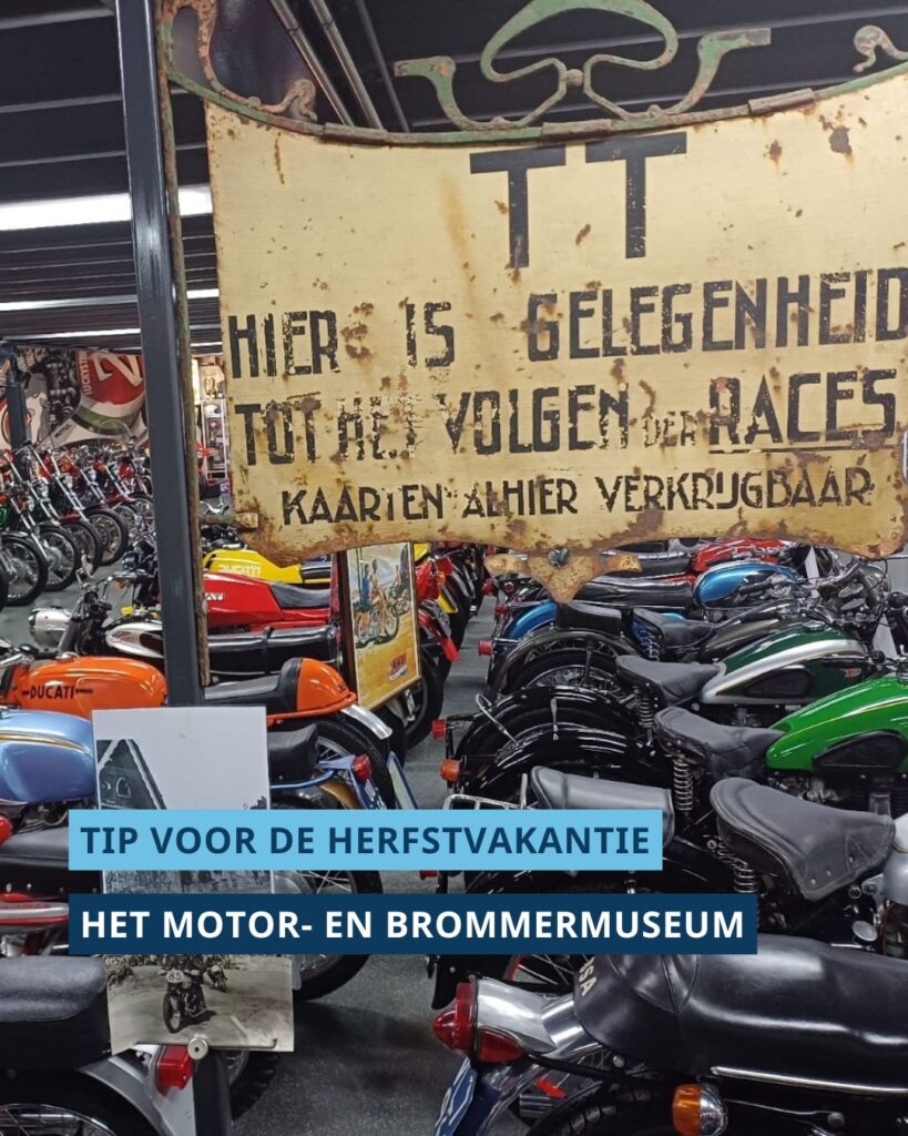 Een foto van het museum met allerlei voertuigen op een rij. Er staat een oud bord met de tekst ‘TT, hier is gelegenheid tot het volgen der races, kaarten alhier verkrijgbaar’. Onderaan de foto staat de tekst ‘Tip voor de herfstvakantie’ en ‘het Motor- en Brommermuseum’