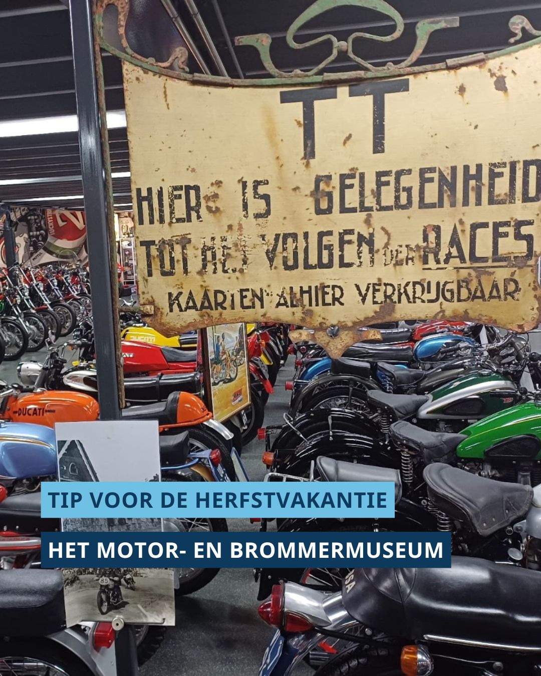 Een foto van het museum met allerlei voertuigen op een rij. Er staat een oud bord met de tekst ‘TT, hier is gelegenheid tot het volgen der races, kaarten alhier verkrijgbaar’. Onderaan de foto staat de tekst ‘Tip voor de herfstvakantie’ en ‘het Motor- en Brommermuseum’