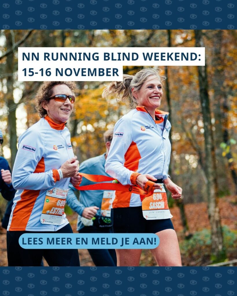 Twee deelnemers lopen lachend hard tijdens het NN Running Blind Weekend. Ze houden een oranje buddykoord vast.