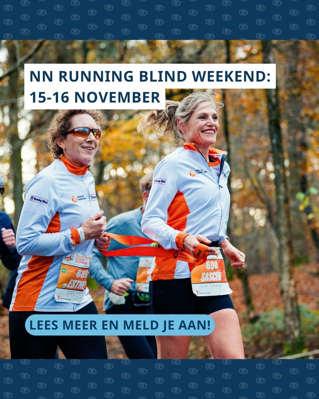 Twee deelnemers lopen lachend hard tijdens het NN Running Blind Weekend. Ze houden een oranje buddykoord vast.