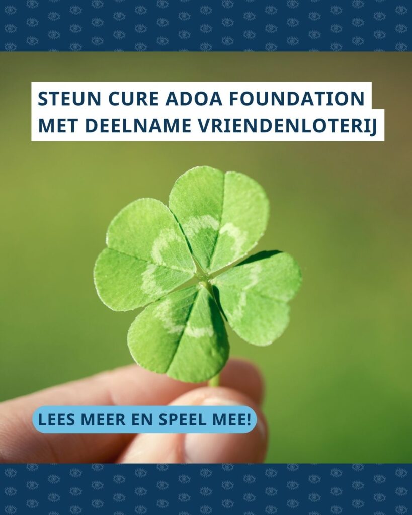 Foto van een klavertje vier dat vastgehouden wordt in een hand. Daarboven staat de tekst ‘Steun Cure ADOA Foundation met deelname VriendenLoterij’ en daaronder ‘Lees meer en speel mee’.