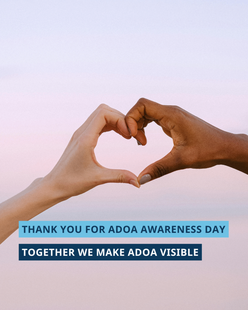 Twee handen van twee verschillende mensen vormen samen een hart. Daaronder staat de tekst: “Thank you for ADOA Awareness Day – Together we make ADOA visible.”