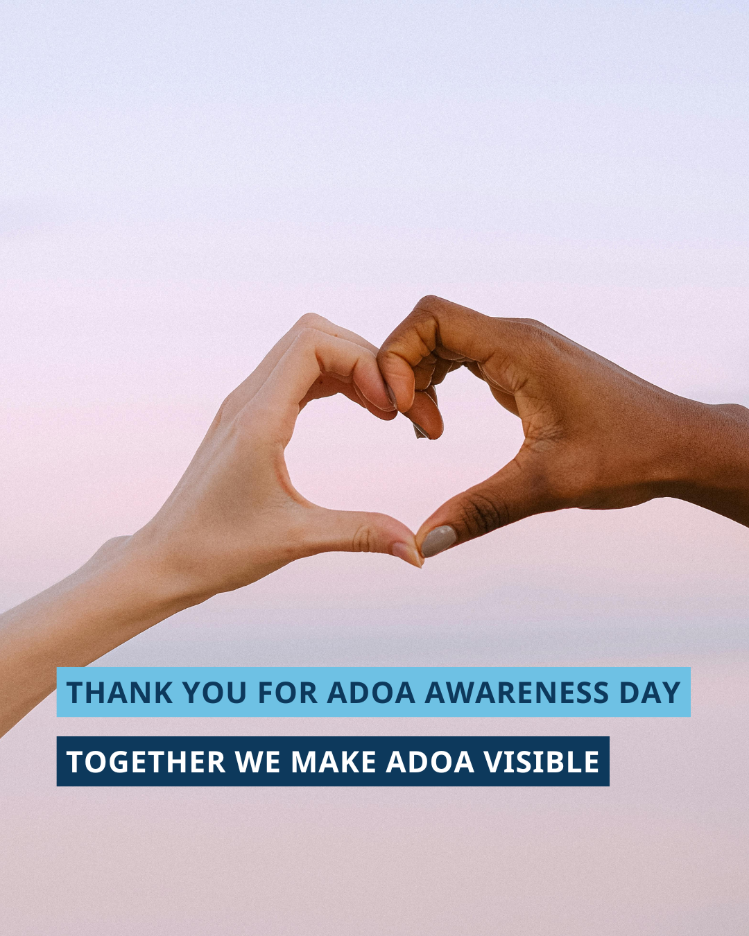 Twee handen van twee verschillende mensen vormen samen een hart. Daaronder staat de tekst: “Thank you for ADOA Awareness Day – Together we make ADOA visible.”