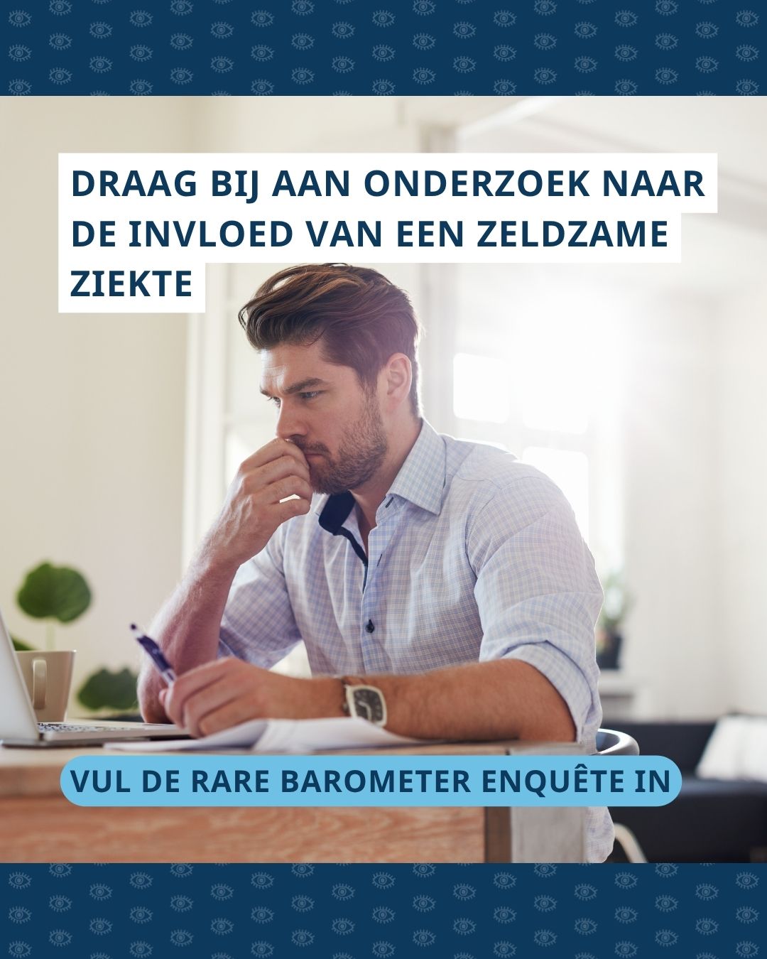 Een man zit aan een tafel met een laptop voor zich. De tekst bovenaan luidt “Draag bij aan onderzoek naar de invloed van een zeldzame ziekte” en onderaan: “vul de rare barometer enquête in”