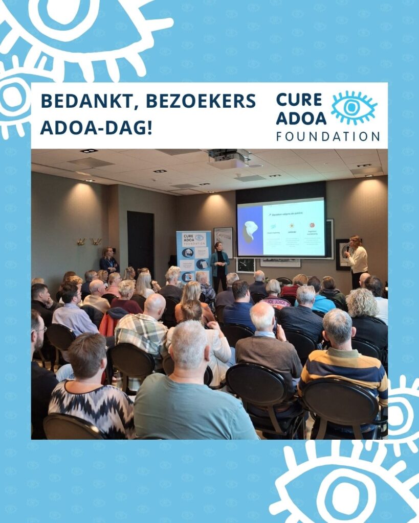 Manon Veldman en Ruth van Nispen in een volle zaal. Daarboven staat ‘Bedankt, bezoekers ADOA-dag!’ en het logo van de Cure ADOA Foundation.