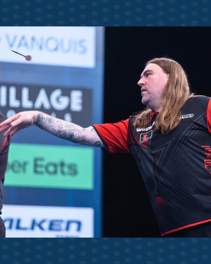 Darter Ryan Searle die een dartpijl gooit,