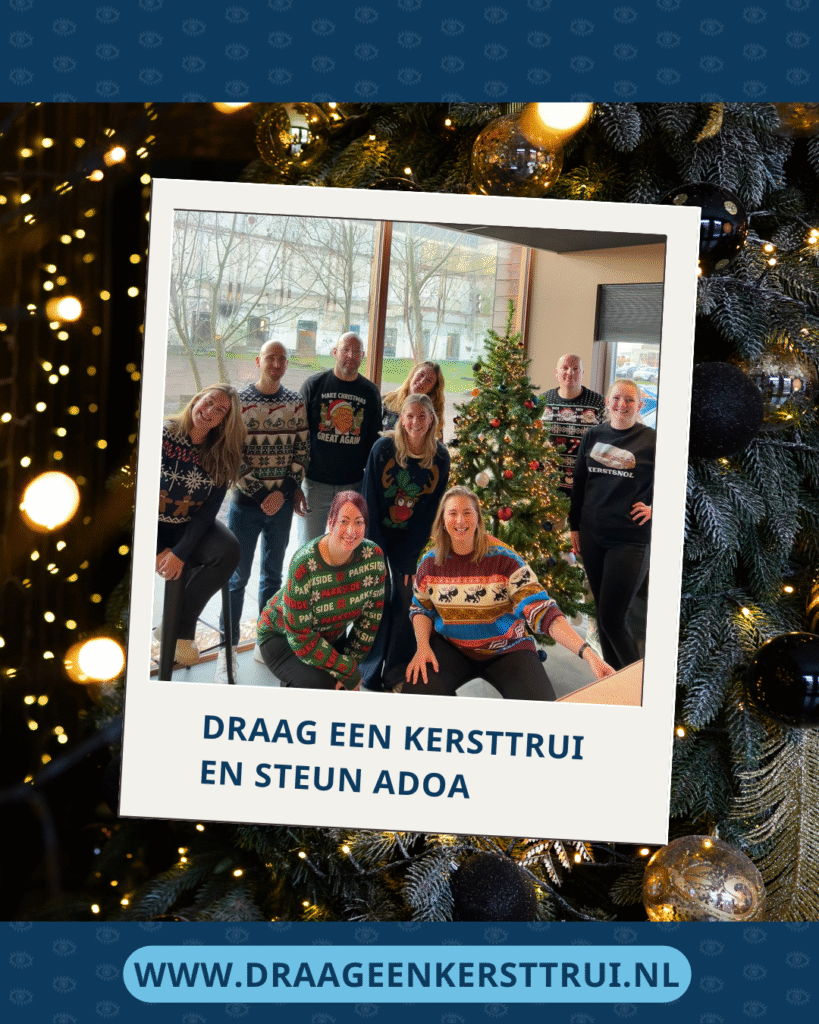 Een polaroidfoto van negen medewerkers van Zacht Gras in een kersttrui. Op de achtergrond staat een kerstboom met lampjes.