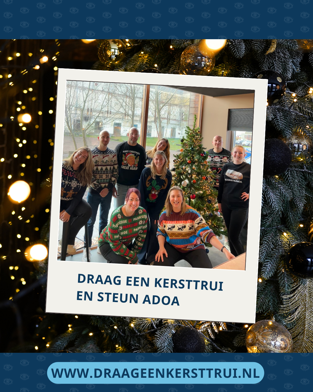Een polaroidfoto van negen medewerkers van Zacht Gras in een kersttrui. Op de achtergrond staat een kerstboom met lampjes.