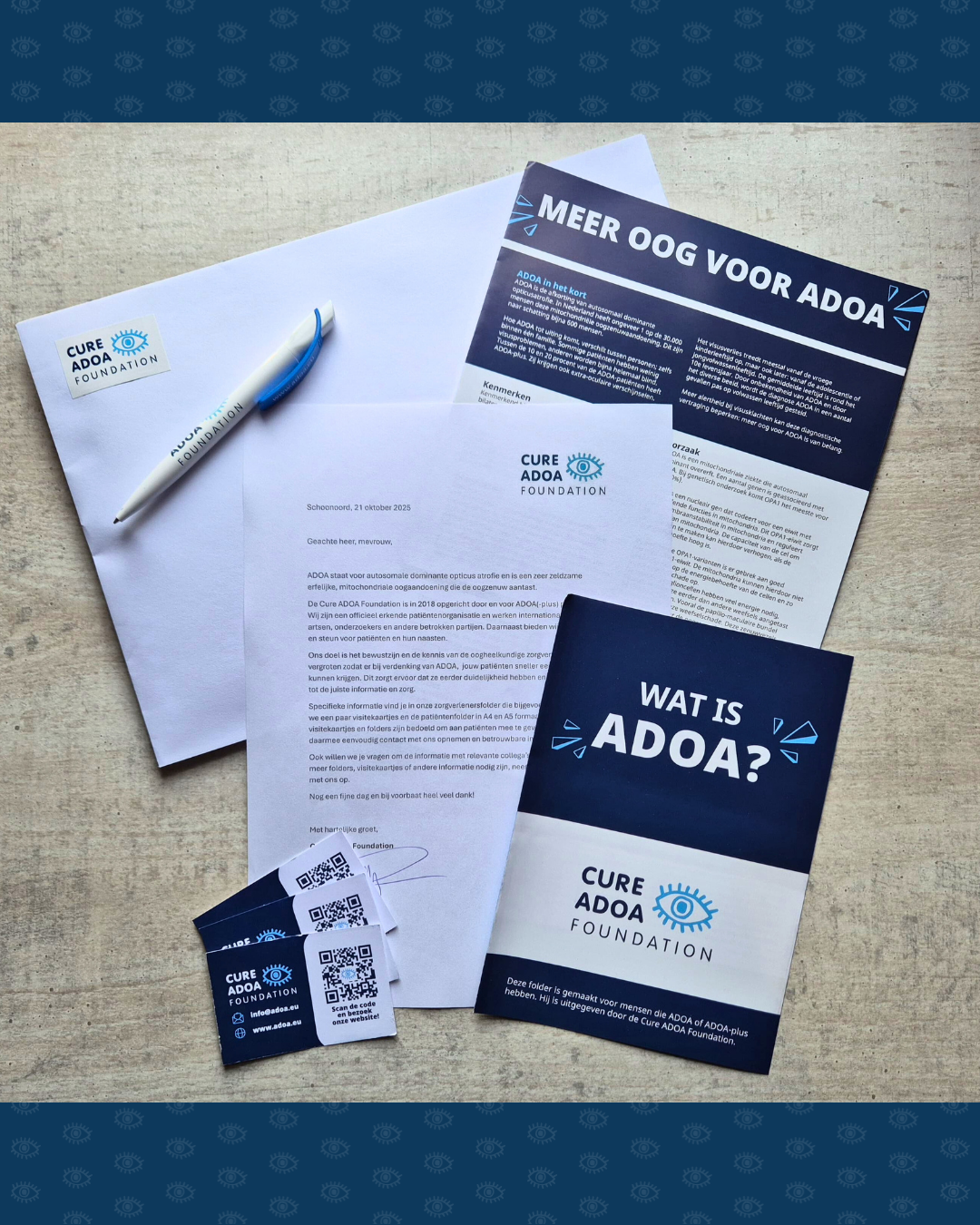 Op de grond liggen verschillende flyers en visitekaartjes van Cure ADOA Foundation