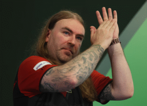 Portret Ryan Searle die applaudiseerd in dartsetting