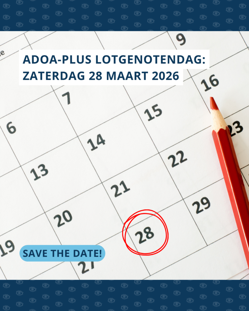 Kalenderpagina met de datum 28 rood omcirkeld en rechts in beeld een rood potlood. Boven de tekst: “ADOA-Plus Lotgenotendag: Zaterdag 28 maart 2026”. Linksonder de tekst “Save the date!”.