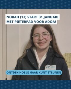 Portret van Norah met op haar jas het logo van de Cure ADOA Foundation. Boven de foto staat de tekst ‘Norah (13) start 31 januari met Pieterpad voor ADOA!’ en onder de foto ‘Ontdek hoe je haar kunt steunen’.