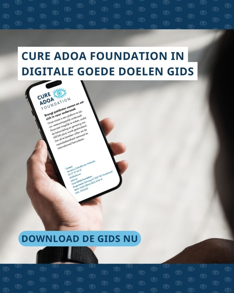 Een persoon die een telefoon vasthoudt. In de telefoon staat de vermelding van Cure ADOA Foundation in de gids.