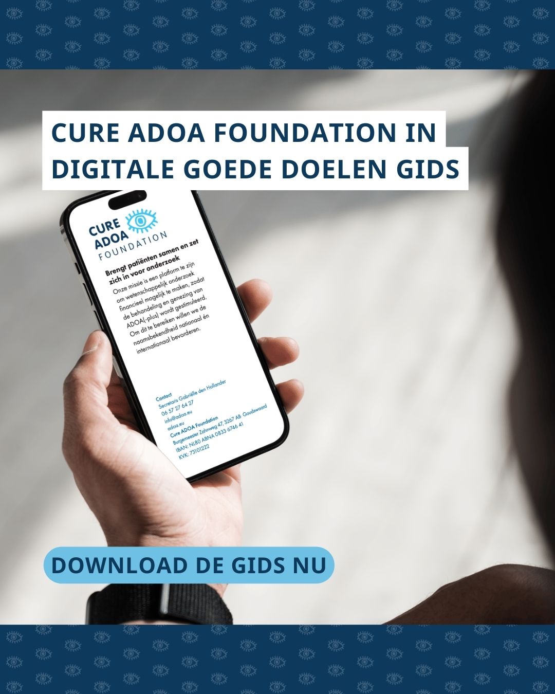 Een persoon die een telefoon vasthoudt. In de telefoon staat de vermelding van Cure ADOA Foundation in de gids.
