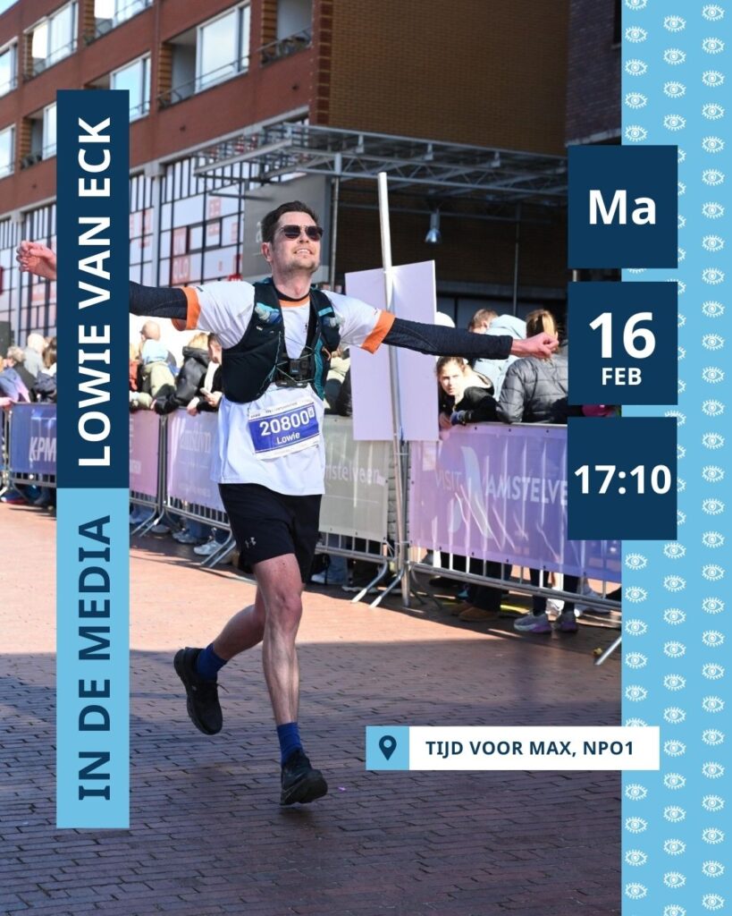 Lowie komt over de finish bij de KPMG Lenthemarathon in Amstelveen, waar hij als eerste slechtziende hardloper ter wereld volledig zelfstandig een marathon voltooit. Links in het beeld staat de tekst ‘In de media’ en ‘Lowie van Eck’, rechtsboven staat ‘Ma’, ‘16 feb’ en ‘17:10’. Rechtsonder staat ‘Tijd voor MAX, NPO1’