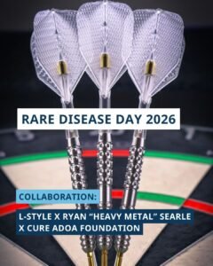 Foto van dartbord en dartpijlen door 'Dartful Dodger' met in het midden de tekst ‘Rare Disease Day 2026’ en daaronder ‘Collaboration: L-style x Ryan “Heavy Metal” Searle x Cure ADOA Foundation’
