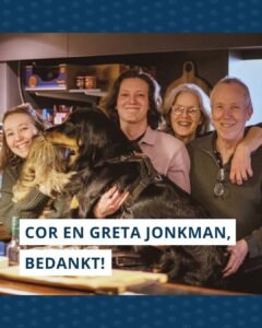 Familiefoto genomen tijdens het 'Grand Goodbye'. Van links naar rechts: Leonie met hond Ayvie, Lennart met hond Clara, Greta en Cor staande achter de bar in het clubhuis van de LTC Emmen.