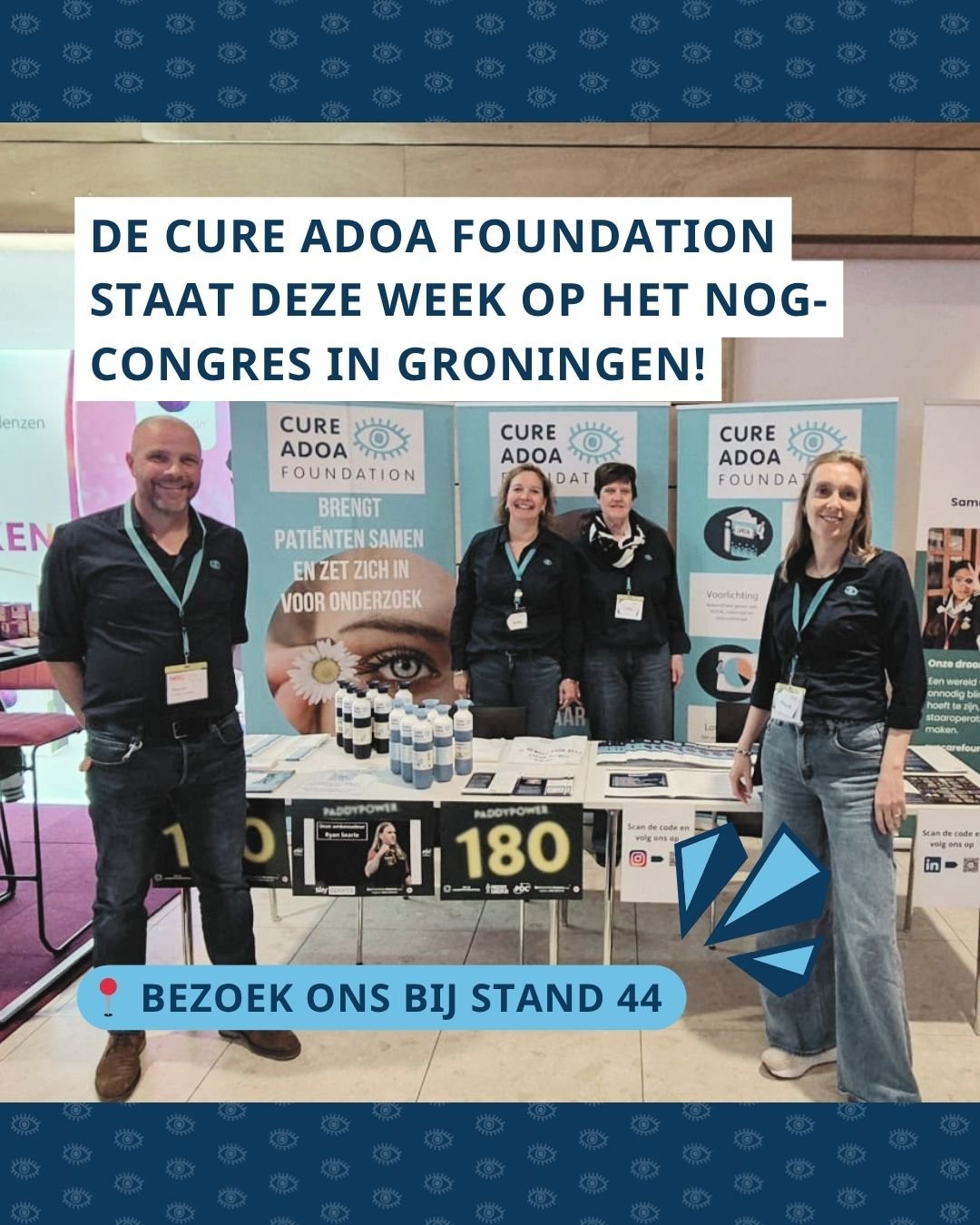 Cure ADOA Foundation stand op het NOG-congres met bemensing v.l.n.r. Richard, Hedy, Coby en Maud. Boven de foto staat de tekst: 'De Cure ADOA Foundation staat deze week op het NOG-congres in Groningen!' en daaronder 'Bezoek ons bij stand 44'.