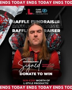 Portret van Ryan Searle met daarboven de logo's van L-style en de Cure ADOA Foundation. Verder staat op de afbeelding de tekst 'Raffle fundraiser', 'New Ryan Searle Signed Flights & Krystal One. Donate to win. Win €300 worth of L-style products!' en 'ends today'.