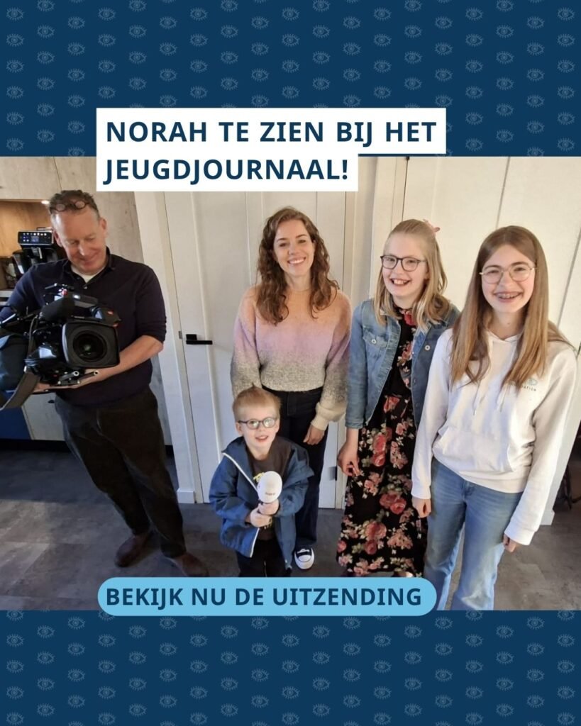 foto van Norah, haar zusje Emmelie en broertje met een Jeugdjournaal-microfoon, samen met een cameraman en verslaggeefster. Boven in de foto staat de tekst ‘NORAH TE ZIEN BIJ HET JEUGDJOURNAAL!’, onderin staat ‘BEKIJK NU DE UITZENDING’
