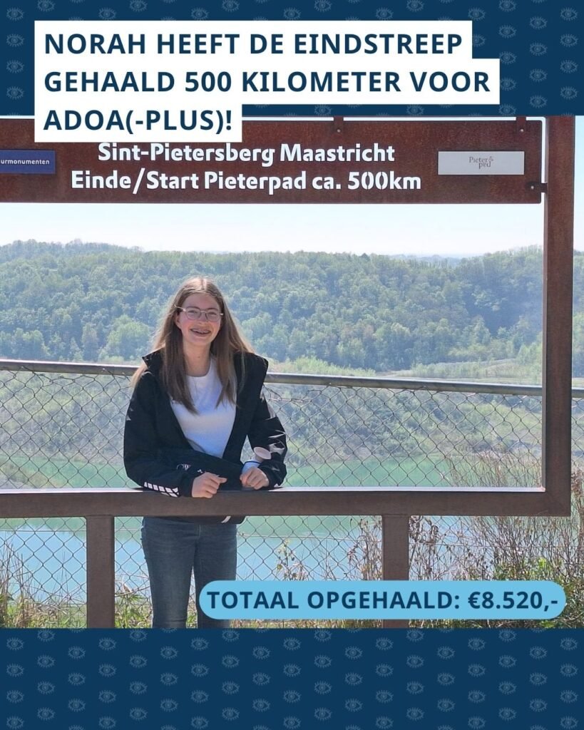 Een foto van Norah bij het eindpunt van het Pieterpad op de Sint-Pietersberg in Maastricht, met op de achtergrond een diepe groeve. De afbeelding bevat de tekst ‘NORAH HEEFT DE EINDSTREEP GEHAALD 500 KILOMETER VOOR ADOA(-PLUS)!’ en ‘TOTAAL OPGEHAALD: € 8.520,-’.