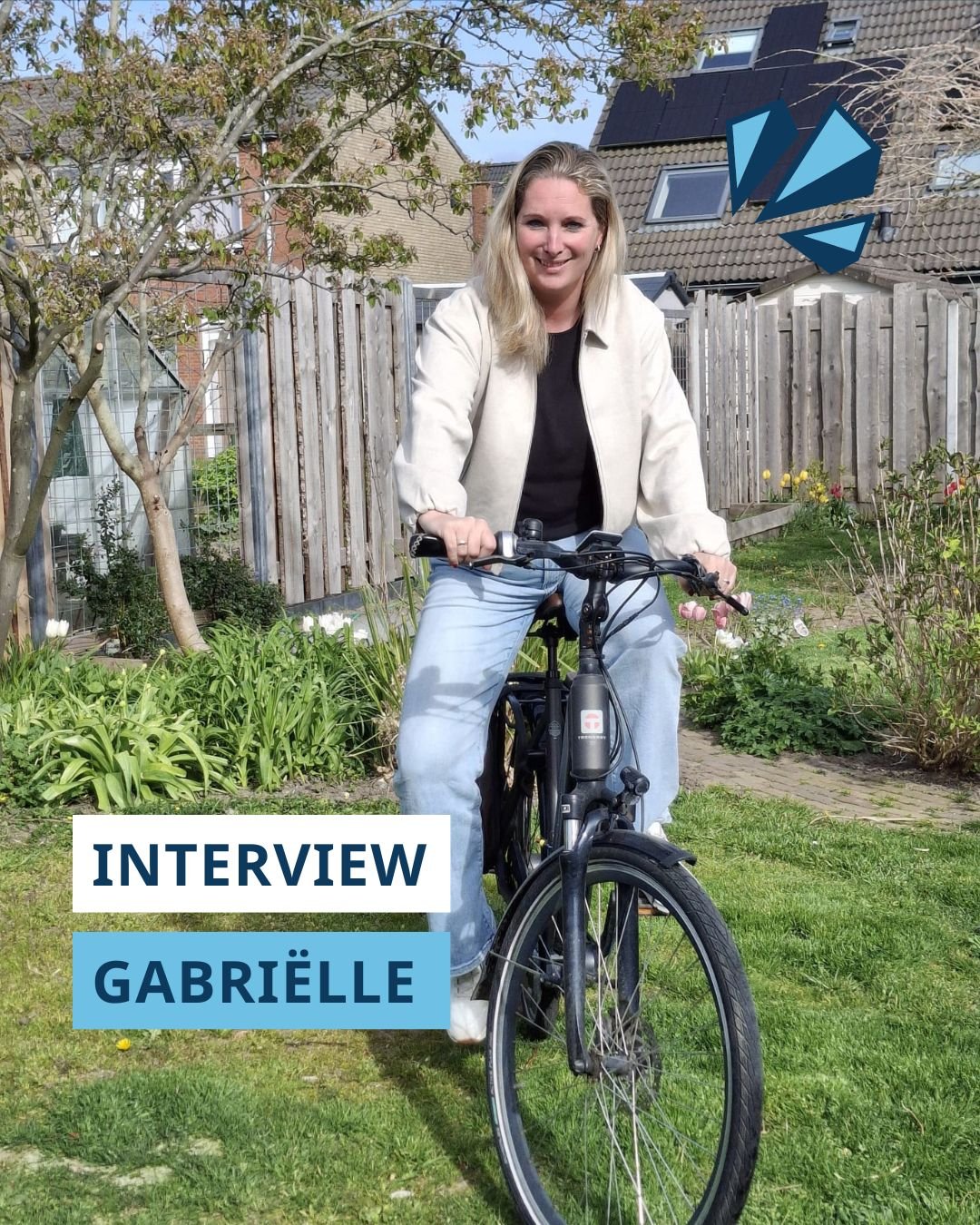 foto van een lachende Gabriëlle op de fiets in de tuin, met linksonder de tekst ‘Interview Gabriëlle’