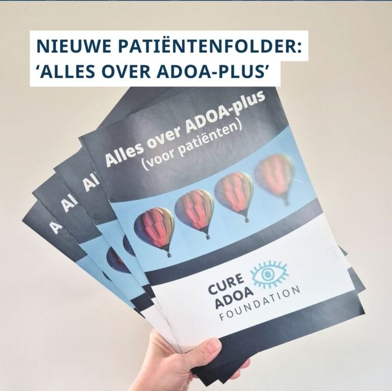 Hand die stapel folders in waaiervorm vasthoudt met daarboven de tekst ‘Nieuwe patiëntenfolder: ‘Alles over ADOA-plus’ beschikbaar!’