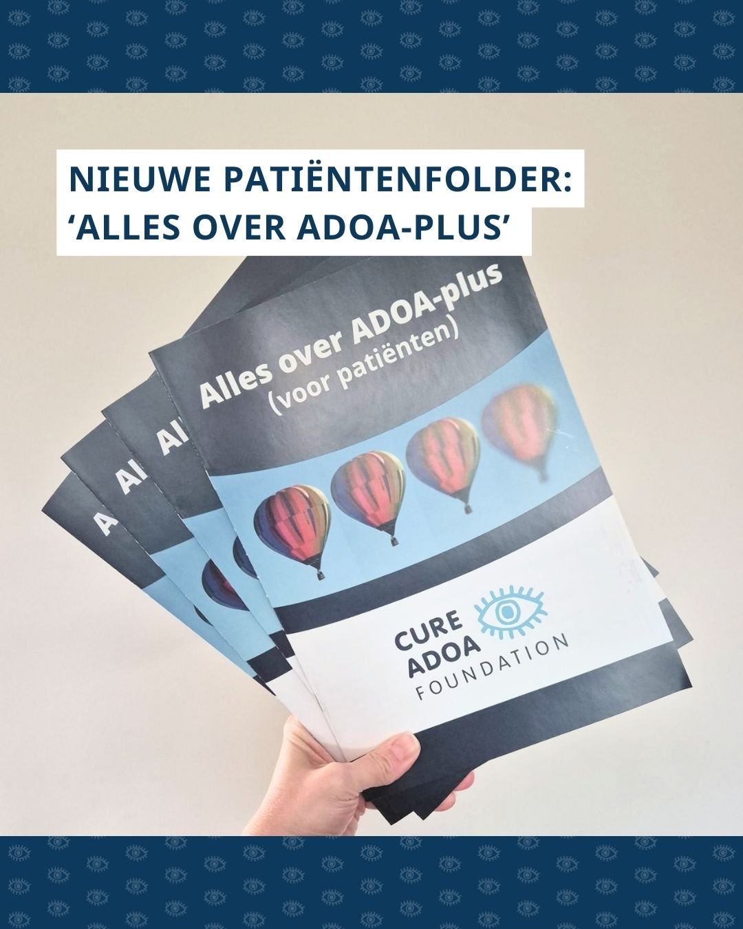 Hand die stapel folders in waaiervorm vasthoudt met daarboven de tekst ‘Nieuwe patiëntenfolder: ‘Alles over ADOA-plus’ beschikbaar!’