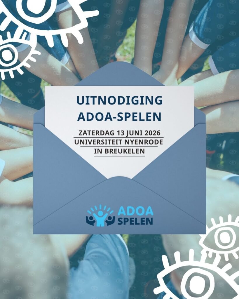 Envelop met logo ADOA-spelen met daarin een brief met de tekst: ‘Uitnodiging ADOA-spelen Zaterdag 13 juni 2026 Universiteit Nyenrode in Breukelen’. Om de envelop heen staan armen naar elkaar toe en oogjes uit het logo van de Cure ADOA Foundation.