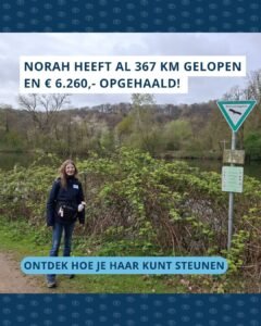 Foto van Norah tijdens een wandeling. Boven in de foto staat de tekst ‘Norah heeft al 367 km gelopen en € 6.260,- opgehaald!’, onderin staat ‘Ontdek hoeje haar kunt steunen’