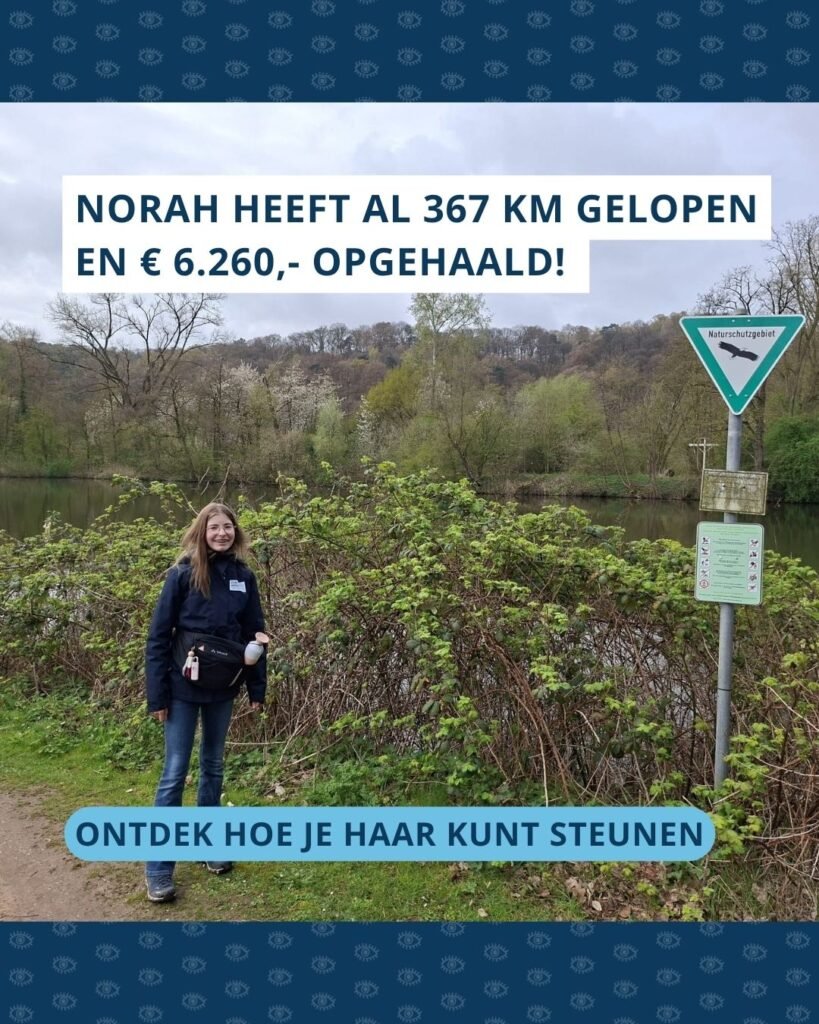 Foto van Norah tijdens een wandeling. Boven in de foto staat de tekst ‘Norah heeft al 367 km gelopen en € 6.260,- opgehaald!’, onderin staat ‘Ontdek hoeje haar kunt steunen’