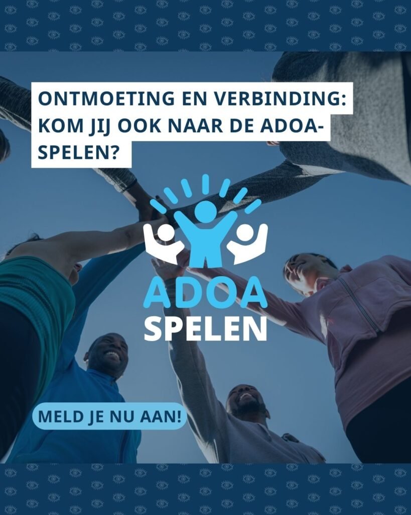 Een foto van een groep mensen die in een cirkel staan en van onderaf zijn gefotografeerd terwijl ze hun handen in het midden op elkaar leggen tegen een blauwe lucht. In het midden staat het logo van de ADOA-spelen. De afbeelding bevat de tekst ‘ONTMOETING EN VERBINDING: KOM JIJ OOK NAAR DE ADOA-SPELEN?’ and ‘MELD JE NU AAN!