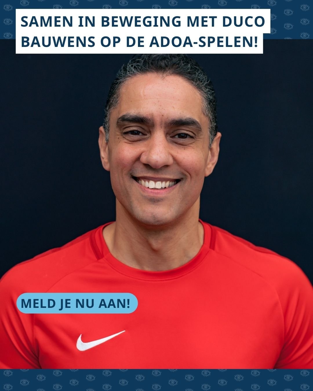 Een portretfoto van een lachende Duco Bauwens in een rood sportshirt tegen een zwarte achtergrond. De afbeelding bevat de tekst ‘SAMEN IN BEWEGING MET DUCO BAUWENS OP DE ADOA-SPELEN!’ en ‘MELD JE NU AAN!