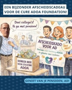 En fotoillustration av en man, Ad, som står vid en insamlingsbössa med pengar framför en grupp jublande kollegor som håller en stor banderoll. Bilden innehåller texten "EN SPECIELL AVSKÄDSGÅVA TILL CURE ADOA FOUNDATION!" och "NJUT AV DIN PENSIONERING, AD!" i vita textrutor.