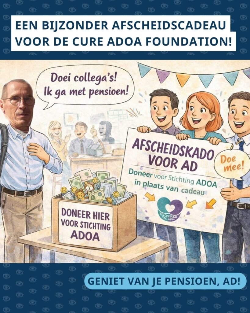 Een foto-illustratie van een man, Ad, die bij een collectebus met geld staat voor een groep juichende collega’s die een groot spandoek vasthouden. De afbeelding bevat de tekst ‘EEN BIJZONDER AFSCHEIDSCADEAU VOOR DE CURE ADOA FOUNDATION!’ en ‘GENIET VAN JE PENSIOEN, AD!’ in witte tekstvakken