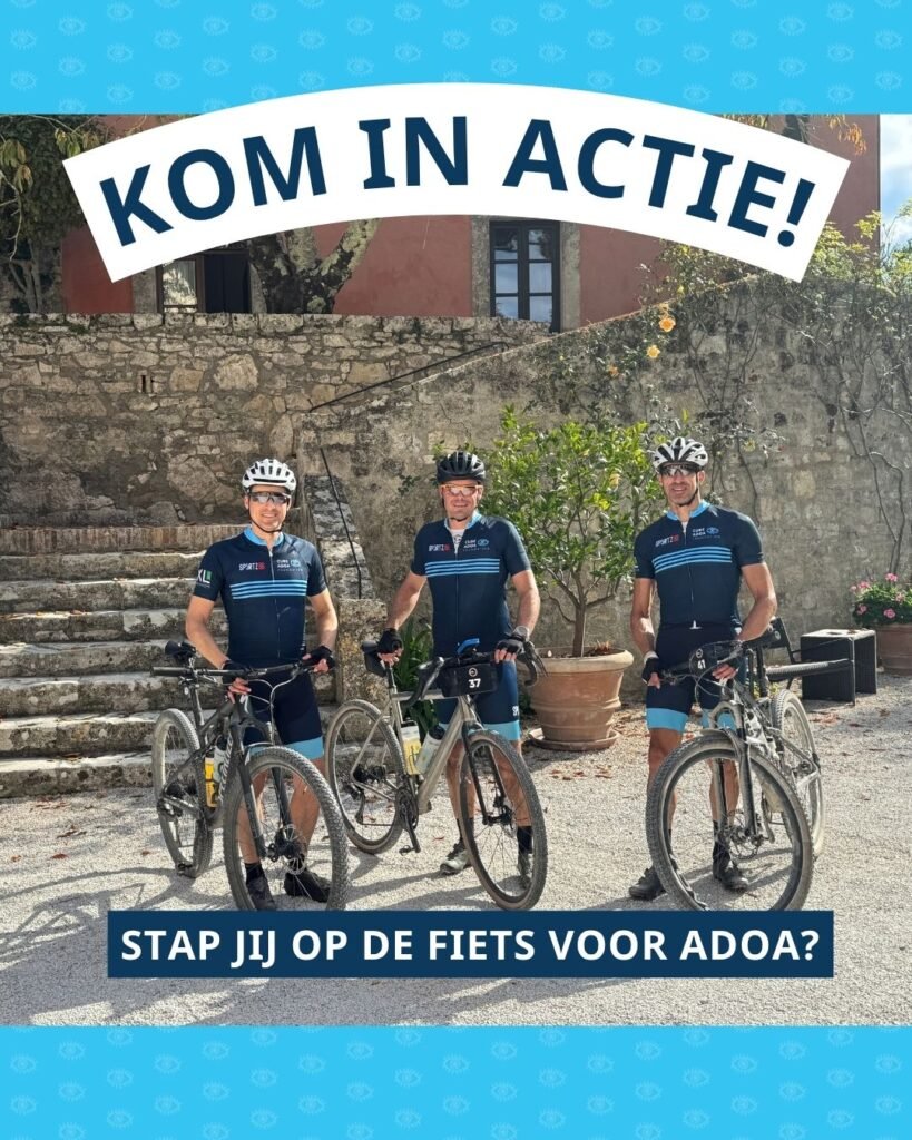 Een foto van drie mannen in blauwe wielrenoutfits van de Cure ADOA Foundation, staand met hun fietsen voor een stenen trap en een mediterraan gebouw. De afbeelding bevat de tekst ‘KOM IN ACTIE!’ in een witte boog bovenaan en ‘STAP JIJ OP DE FIETS VOOR ADOA?’ in een donkerblauwe balk onderaan.