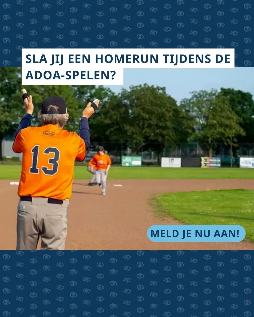 Een foto van een honkbalveld waarop een speler in een oranje shirt met rugnummer 13 met zijn rug naar de camera staat en zijn handen in de lucht houdt. Op de achtergrond is een andere speler rennend op het veld te zien. De afbeelding bevat de tekst ‘SLA JIJ EEN HOMERUN TIJDENS DE ADOA-SPELEN?’ en ‘MELD JE NU AAN!’.