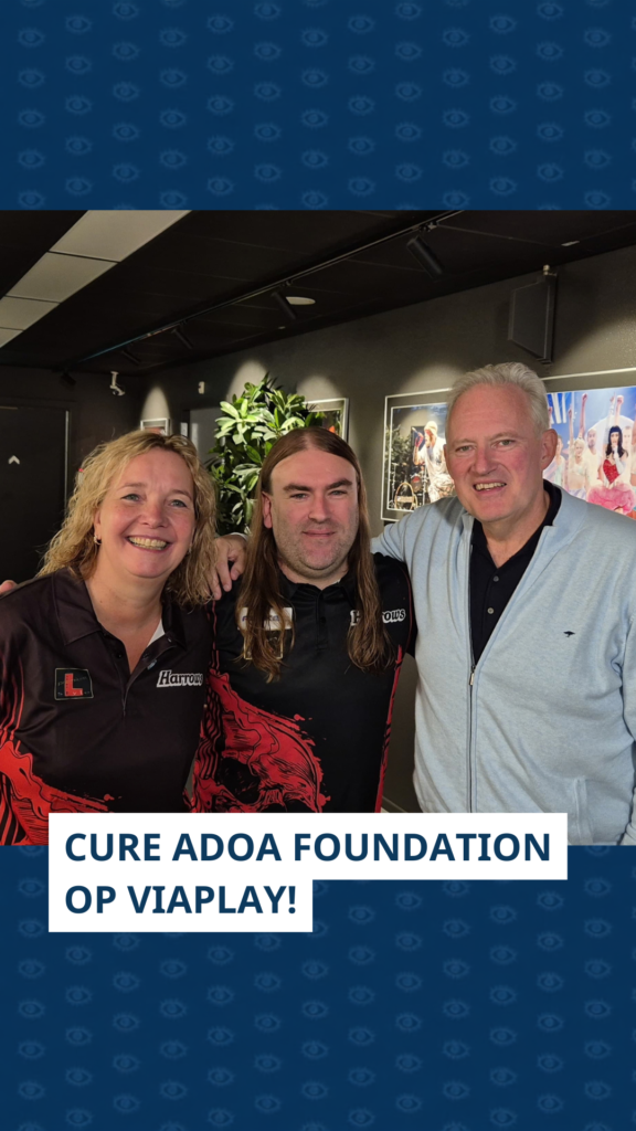 Portret van Hedy Smit-Wigchers, Ryan Searle en Arjan van der Giessen met daarop de tekst 'Cure ADOA Foundation op Viaplay!'
